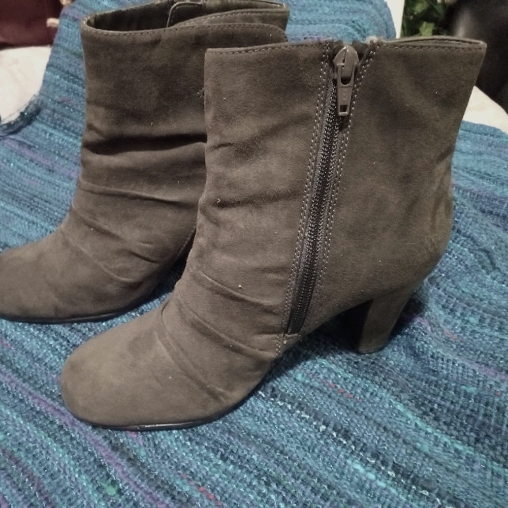 NWOT Stylish Grey Suede Aerosoles A2 Role Away Ankle Boots 6M